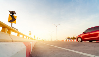 运动模糊红色的车开车曲线混凝土路与交通标志路旅行夏天假期车开车的街夏天旅行车太阳能面板能源黄色的曲线交通标志