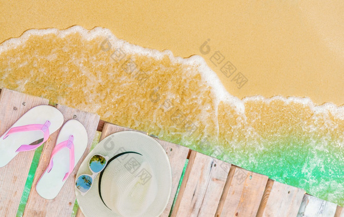 前视图粉红凉鞋稻草他和太阳镜木桥在翠绿海水和金沙子海滩夏天假期旅行夏天共鸣椰子树影子太阳镜