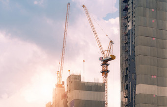 建设网站与起重机和建筑真正的房地产行业起重机使用卷电梯设备建设网站公寓建筑建设网站建设起重机工作对的天空