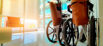 空轮椅私人医院为<strong>服务</strong>病人和禁用人医疗设备医院为援助残疾老人椅子与轮子为病人哪<strong>护理</strong>首页