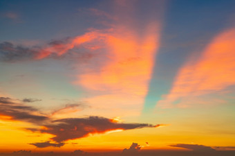 美丽的日落天空橙色和蓝色的日落天空与美丽的模式云橙色<strong>红色</strong>的和蓝色的云黄昏自由和平静背景美自然强大的和<strong>精神</strong>上的场景