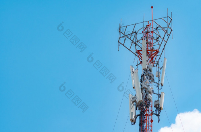 电信塔与蓝色的天空和白色云背景的天线蓝色的天空广播和卫星波兰沟通技术电信行业移动电信网络
