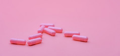 粉红色的胶囊药片粉红色的背景制药行业健康和医学药店横幅药片爱治疗和哪为爱在线药店背景维生素和补充