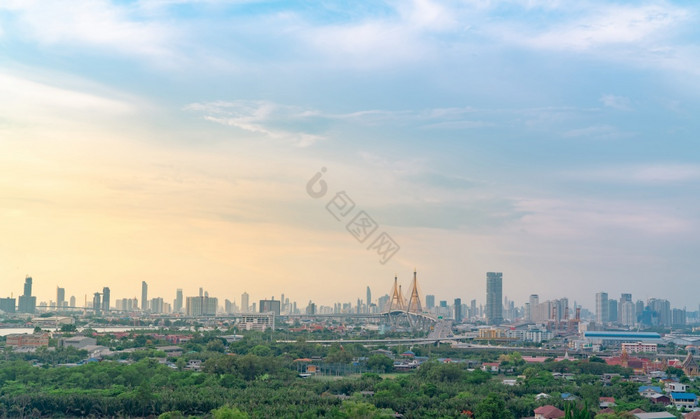 城市景观现代建筑与高速公路和社区曼谷车开图片