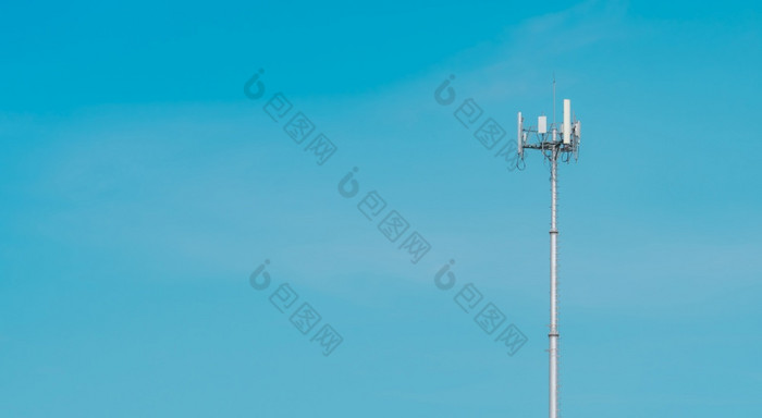 电信塔与清晰的蓝色的天空背景的天线蓝色的天空广播和卫星波兰沟通技术电信行业移动电信网络
