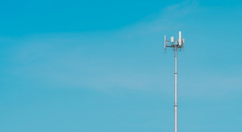 电信塔与清晰的蓝色的天空背景的天线蓝色的天空广播和卫星波兰沟通技术电信行业移动电信网络