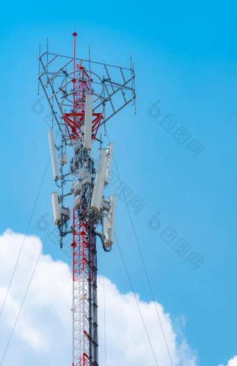 电信塔与蓝色的天空和白色云背景天线蓝色的天空广播和卫星波兰沟通技术电信行业移动电信网络