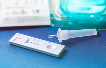 科维德抗原自我测试为鼻拭子与积极的结果抗原测试工具包为首页使用检测冠状病毒感染积极的测试结果从快速抗原测试冠状病毒诊断