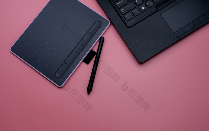 前视图黑色的笔鼠标数字平板电脑和移动PC为图形设计工作粉红色的背景以上视图笔图形平板电脑小工具为图形设计师蓝牙和无线设备