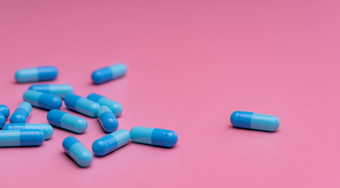 蓝色的抗生素胶囊药片粉红色的背景在线药店横幅集团抗生素胶囊药片制药行业抗生素药物电阻抗菌药物处方药物