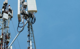 <strong>电信</strong>塔与清晰的蓝色的天空背景的天线对的蓝色的天空广播和卫星波兰沟通技术<strong>电信</strong>行业移动<strong>电信</strong>网络