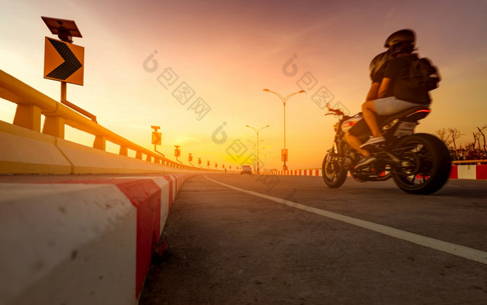 太阳能面板能源黄色的曲线交通标志和运动模糊骑摩托车的人骑摩托车曲线路路旅行夏天假期夏天旅行爱夫妇摩托车的道路首页