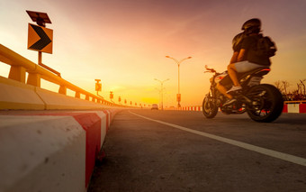 太阳能面板能源黄色的<strong>曲线</strong>交通标志和运动模糊骑摩托车的人骑摩托车<strong>曲线</strong>路路旅行夏天假期夏天旅行爱夫妇摩托车的道路首页