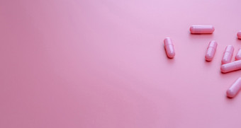 粉红色的胶囊药片粉红色的背景与复制空间女人rsquo健康保险和乳房癌症概念维生素和补充为健康的皮肤<strong>药店</strong>网络横幅在线<strong>药店</strong>背景