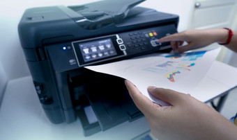 办公室工人打印纸多功能激光打印机复制打印扫描和传真机办公室文档和纸工作打印技术手新闻复印机和持有纸