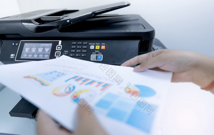 办公室工人打印纸多功能激光打印机复制打印扫描和传真机办公室文档和纸工作打印技术模糊手持有印刷纸扫描仪设备