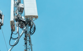 电信塔与清晰的蓝色的天空背景的天线对的蓝色的天空广播和卫星波兰沟通技术电信行业移动电信网络