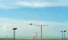 商业飞机飞行以上方法光的机场方法光系统概念机场跑道方法灯如果的机场栅栏为安全飞机取从从的机场