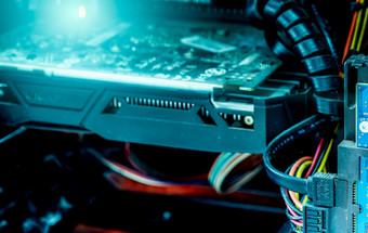 电脑硬件内部很多灰尘需要清洁脏硬件的电缆传输的数据从的硬磁盘的电脑rsquo处理系统电脑技术概念