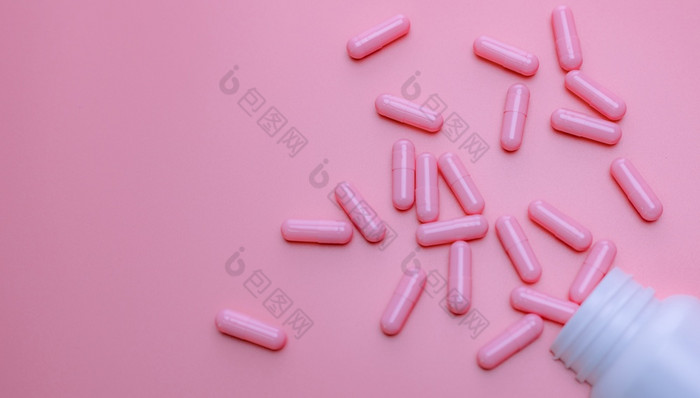 粉红色的胶囊药片传播出塑料药物瓶女人rsquo健康保险和乳房癌症概念维生素和补充为健康的皮肤药店网络横幅在线药店背景