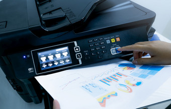 办公室工人打印纸多功能激光打印机复制打印扫描和传真机办公室文档和纸工作打印技术手新闻复印机扫描仪设备