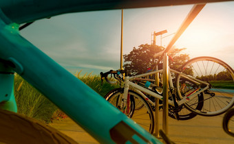自行车停铝架的公园<strong>户外</strong>锻炼和娱乐活动自行车自行车停车站环保健康的生活方式<strong>户外</strong>活动<strong>夏天</strong>极端的体育运动