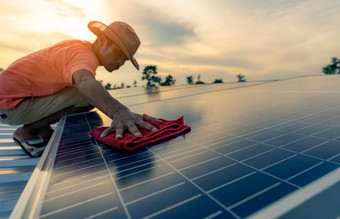 男人。清洁太阳能面板屋顶太阳能面板光伏模块维护可<strong>持续发展</strong>的资源和可再生能源为绿色概念太阳能权力为绿色能源技术为未来