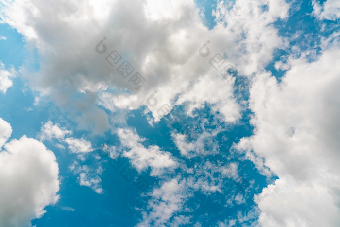 美丽的蓝色的天空和白色积云云摘要背景Cloudscape背景蓝色的天空和毛茸茸的白色云阳光明媚的一天自然天气明亮的一天天空为快乐一天背景