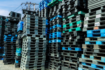 桩塑料航运托盘工业塑料托盘堆放工厂仓库货物和航运概念塑料托盘架为出口交付行业塑料托盘存储仓库