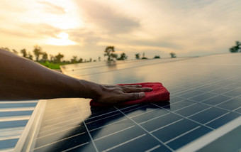 男人。清洁太阳能面板屋顶太阳能面板光伏模块维护可持续发展的资源和可再生能源为绿色概念太阳能权力为绿色能源技术为未来