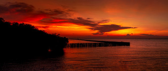 美丽的<strong>红色</strong>的和橙色日落天空在的热带海<strong>红色</strong>的日落天空天际线的海热带海风景优美的视图日落天空平静海洋海景艺术<strong>图片</strong>云层日落天空