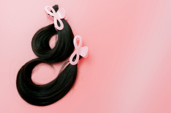 头发捐赠为乳房癌症人捐赠头发假发为乳房癌症和白血病病人捐赠癌症慈善机构长人类头发与头发剪辑爪为捐赠粉红色的背景
