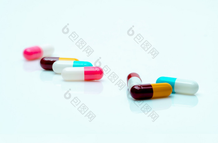 多色药片白色背景抗生素胶囊药片处方药物制药行业复方用药概念胶囊制造业医疗保健和医学抗菌药物