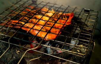 烤虾木炭烧烤巨大的淡水虾烧烤燃烧的木炭火特写镜头巨大的河虾烹饪烧烤烧烤架烹饪食物为的聚会，派对泰国食物文化