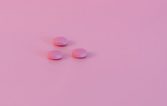 粉红色的平板电脑药丸粉红色的背景药店横幅制药行业健康哪和医学女人健康保险情绪稳定剂药片快乐药片维生素和补充概念