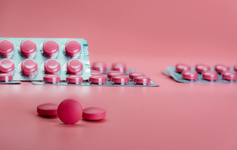 粉红色的平板电脑药片和泡包药片粉红色的背景处方药物维生素矿物质和补充概念制药行业健康哪和医学药店产品
