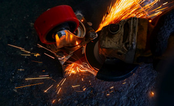工业工人使用角<strong>磨床</strong>切割金属工人工作与角<strong>磨床</strong>和有橙色火花工具为减少和磨钢安全工业工作场所金属工厂行业