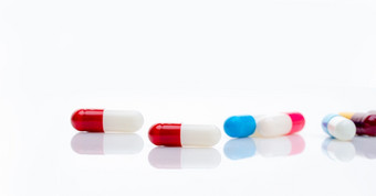红白抗生素胶囊药丸模糊多色的胶囊背景抗生素药物电阻概念药店水平横幅处方药物制药行业医疗保健