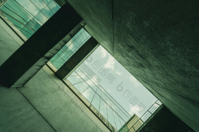 底视图现代玻璃办公室建筑外办公室玻璃建筑体系结构公司玻璃窗口摩天大楼企业建筑金融业务中心塔的角度来看建筑