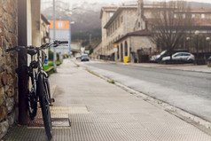 自行车停人行道上附近城市街西班牙自行车精益波兰旁边老建筑前面视图自行车模糊建筑车开车的路和山背景欧洲旅行