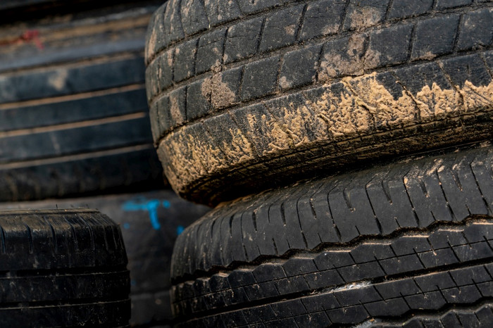 堆栈老轮胎桩使用轮胎黑色的橡胶轮胎车脏使用轮胎特写镜头老轮胎浪费为回收特写镜头胎面老脏轮胎改变车轮胎为安全概念