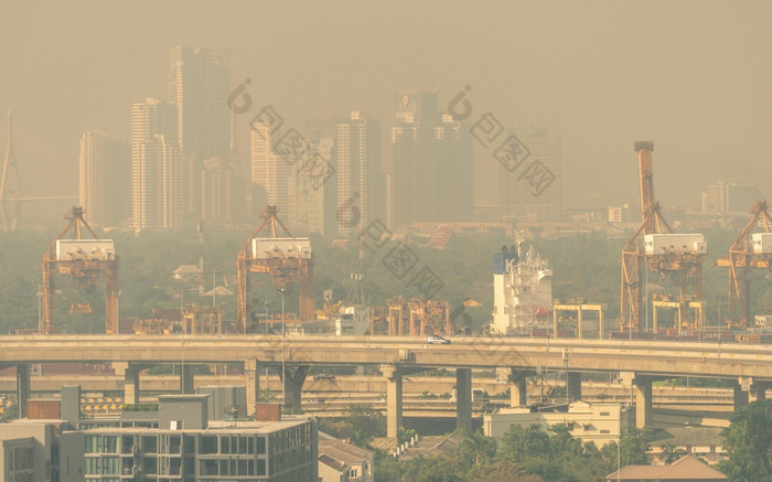 模糊照片城市景观与被污染的空气空气污染烟雾和细灰尘覆盖城市脏环境环境问题有毒灰尘空气污染导致肺癌症