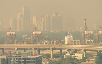 模糊照片城市景观与被污染的空气空气污染<strong>烟雾</strong>和细<strong>灰尘</strong>覆盖城市脏环境环境问题有毒<strong>灰尘</strong>空气污染导致肺癌症