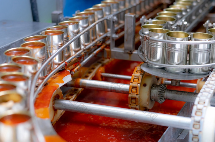 罐头鱼工厂食物行业沙丁鱼红色的番茄酱汁罐头罐食物工厂食物处理生产行食物制造业行业许多可以沙丁鱼输送机带