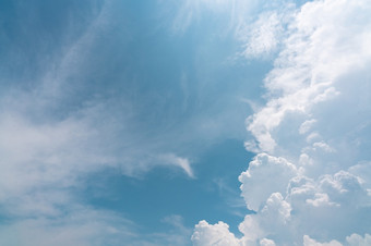 美丽的蓝色的天空和白色积云云摘要背景Cloudscape背景蓝色的天空和毛茸茸的白色云阳光明媚的一天自然天气美丽的蓝色的天空为快乐一天背景