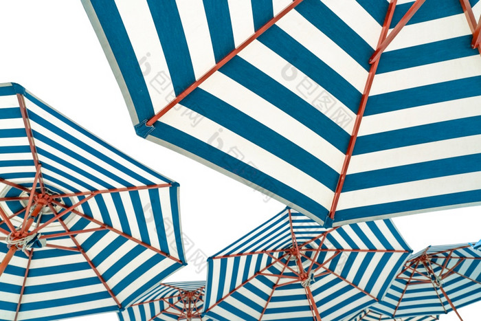 海滩雨伞孤立的白色背景蓝色的和白色条纹海滩阳伞为夏天假期概念伞为热带海滩夏天遮阳伞为度假胜地装饰假期旅行
