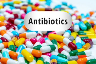 桩多色的抗生素胶囊药片抗生素药物电阻概念处方药物超级细菌概念抗生素药物使用与合理的药理学抗菌药物