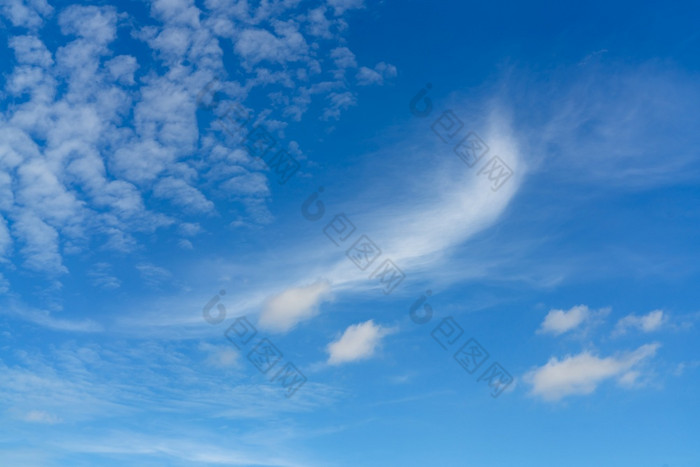 美丽的蓝色的夏天天空和白色卷积云云背景Cloudscape背景蓝色的天空和毛茸茸的白色云阳光明媚的一天不错的天气夏天美自然夏天阳光明媚的天空
