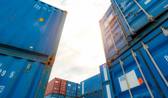 蓝色的和红色的物流容器对白色天空货物和航运业务容器船为进口和出口物流物流行业容器为卡车运输和空气物流
