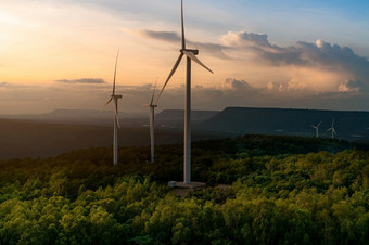 风能源风权力可持续发展的可再生能源风涡轮机生成电风车农场山与日落天空绿色技术可再生资源可持续发展的发展